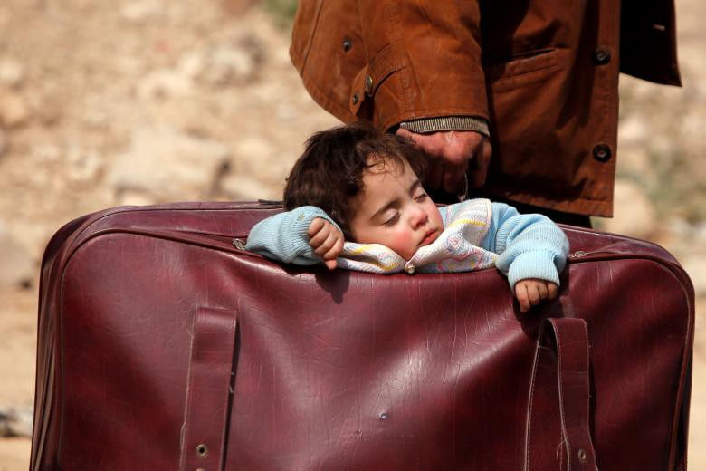OmarTại điểm nóng chiến sự Syria, nhiếp ảnh gia đã bắt được khoảnh khắc em bé đang ngủ thật yên bình trong chiếc túi xách tại làng Beit Sawa, miền đông Ghouta, Syria. (Ảnh chụp ngày 15/3 bởi Omar Sanadiki)