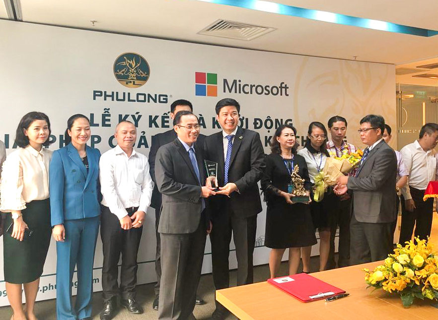 Đại diện Microsoft Việt Nam trao kỷ niệm chương cho đại diện Phú Long.  