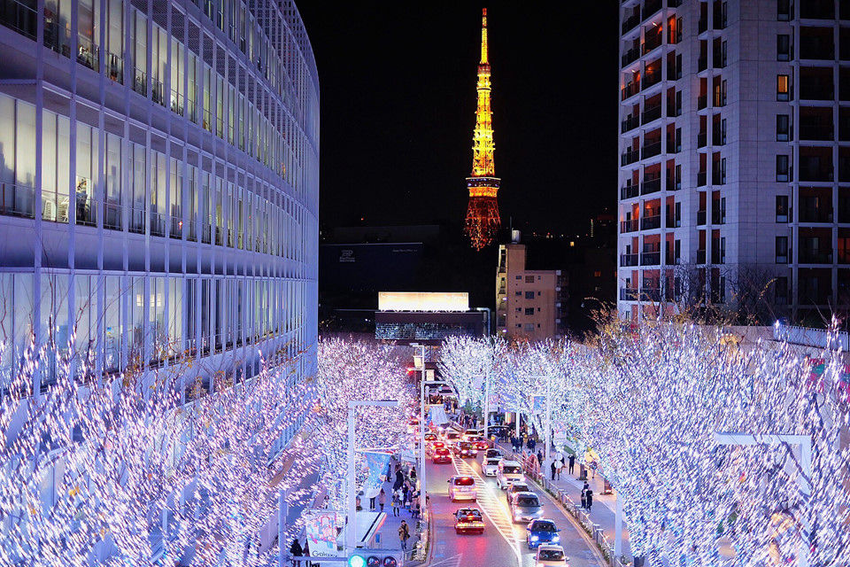 Mặc dù số người theo Công giáo chỉ chiếm khoảng 1% dân số Nhật Bản, Giáng sinhvẫn được xem là ngày lễ lớn, được chào đón nồng nhiệt ở quốc gia này. Gần đến ngày lễ, khắp các thành phố lớn được trang hoàng đèn đủ màu, các hoạt động mừng lễ Giáng sinh không chỉ diễn ra tại nhà thờ mà còn được tổ chức thành những sự kiện cộng đồng, thu hút đông đảo sự quan tâm của người dân địa phương và khách du lịch. Ảnh: JW.