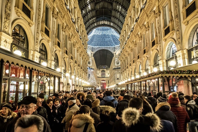 Galleria Vittorio Emanuele II, trung tâm mua sắm lâu đời nhất ở Italy, được trang hoàng rực rỡ. Ảnh: Getty