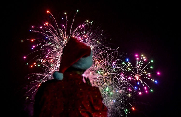 Pháo hoa rực sáng trên bầu trời trong một buổi lễ diễu hành dịp Giáng sinh ở thủ đô Panama City của Panama ngày 16/12. Ảnh: Getty