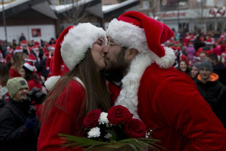 Jusuf Islami hôn bạn gái Hana sau khi cầu hôn cô tại một cuộc thi chạy gây quỹ cho các gia đình cần sự giúp đỡ ở Pristina, Kosovo ngày 16/12. Ảnh: AP