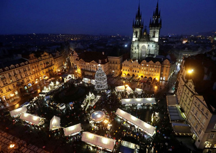 Một cây thông Noel được thắp sáng giữa khu chợ Giáng sinh truyền thống tại quảng trường Old Town Square, Cộng hòa Séc. Ảnh: Reuters