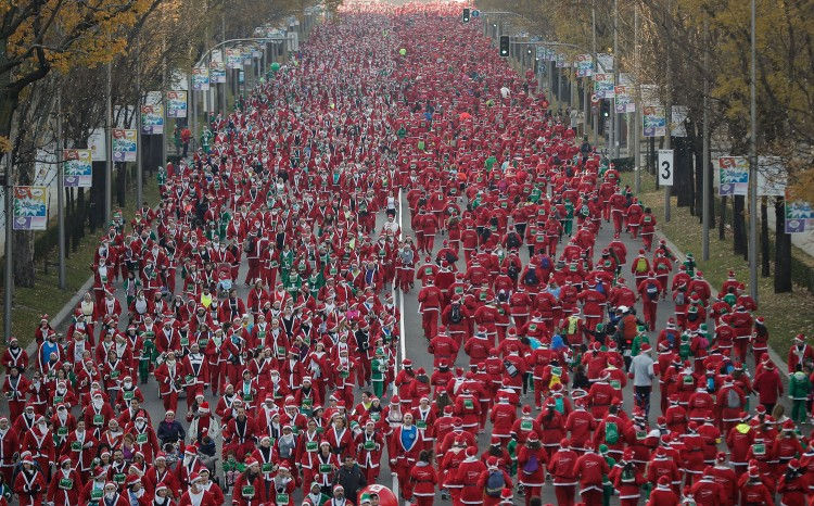 Hàng nghìn người tham gia lễ hội “Santa Claus” - cuộc thi chạy của các ông già Noel thường niên ở thủ đô Madrid của Tây Ban Nha ngày 9/12. Ảnh: AFP