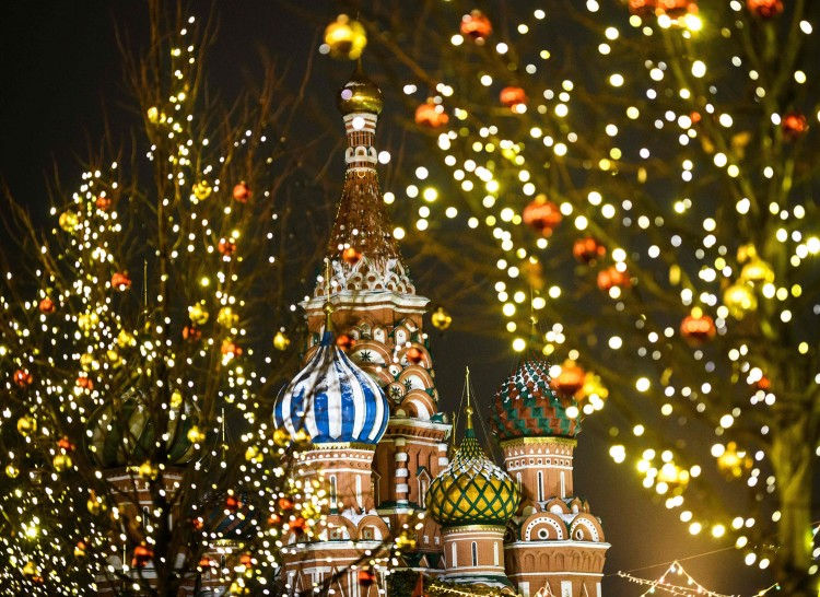 Nhà thờ lớn Saint Basil đẹp lung linh tại Quảng trường Đỏ ở thủ đô Moscow của Nga với đèn trang trí đón Giáng sinh và Năm mới. Ảnh: AFP