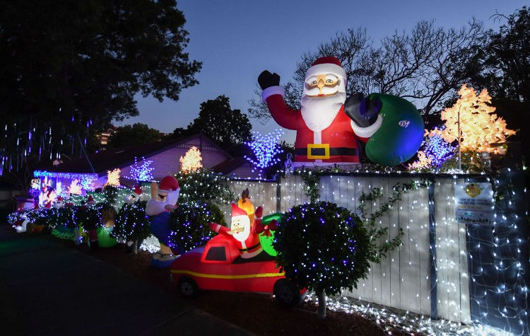 Một ngôi nhà ở Magic Grove, Mosman thuộc bang New South Wales của Australia được trang hoàng rực rỡ với hàng nghìn ánh đèn đón Giáng sinh. Ảnh: Getty