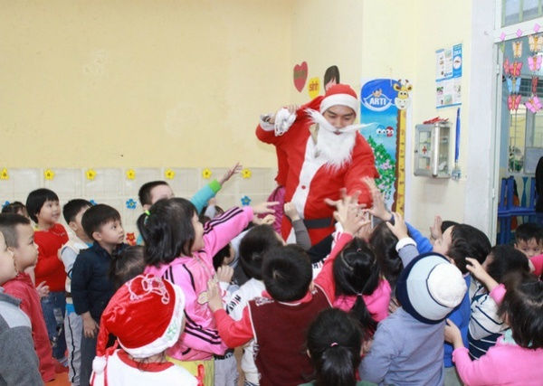Dịch vụ Ông già Noel luôn hút khách và nhận được sự thích thú từ những em nhỏ