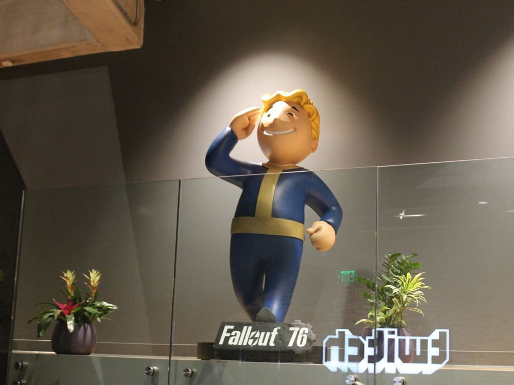  Khi bước vào cửa thì mọi người sẽ được Vault Boy chào đón một cách nhiệt tình, đây cũng là nhân vật mang tính biểu tượng nhất trong series Fallout. Không riêng Vault Boy, còn rất nhiều nhân vật trong game đang chờ đón bạn trong khu văn phòng của Twitch