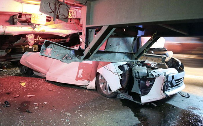 Ô tô 4 chỗ bị đè bẹp dưới gầm xe container sau tai nạn liên hoàn trên cầu Phú Mỹ