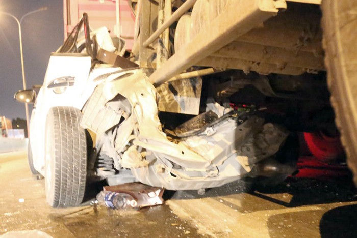 Ô tô 4 chỗ bị đè bẹp dưới gầm xe container sau tai nạn liên hoàn trên cầu Phú Mỹ