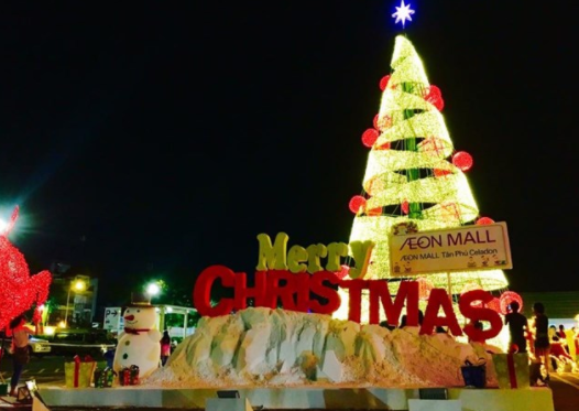 Cây thông Noel lộng lẫy tại Aeon Mall (Ảnh ST)