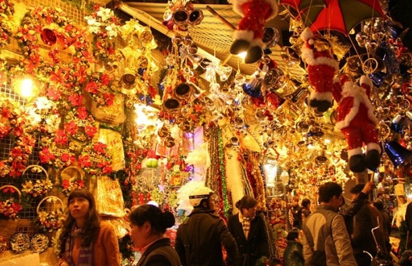 Có rất nhiều đồ trang trí Noel đẹp được bày bán tại khu phố người Hoa (Ảnh ST)
