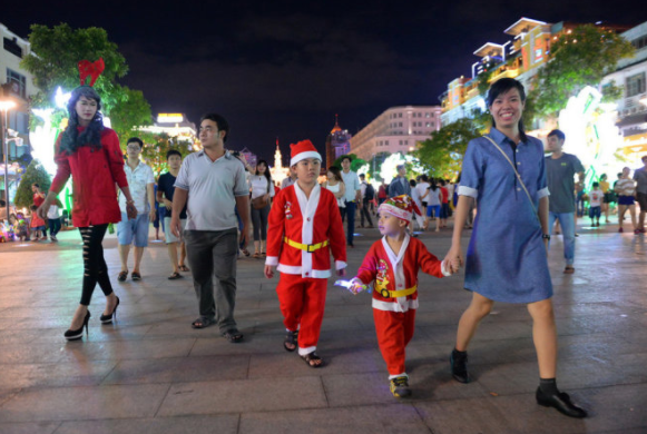 Hình ảnh phố đi bộ Nguyễn Huệ chật cứng người ngày Noel (Ảnh sưu tầm)