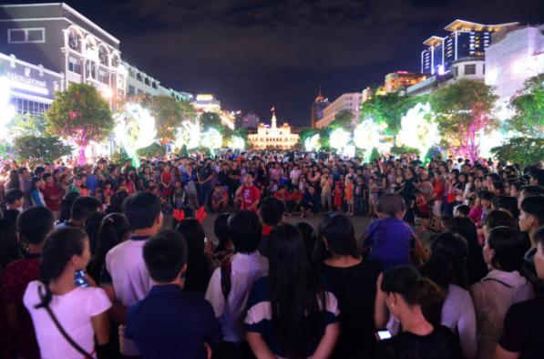 Hàng ngàn người vui Noel tại phố đi bộ Nguyễn Huệ (Ảnh sưu tầm)