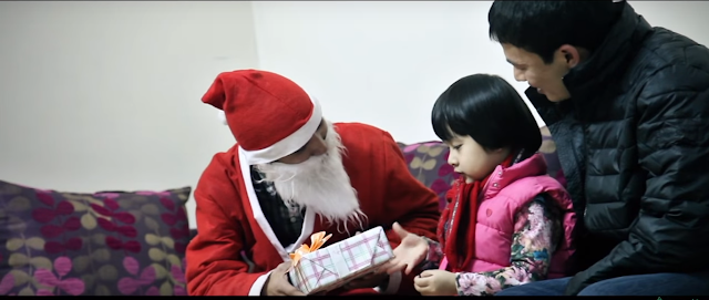 Ông già Noel đang tặng quà cho bé