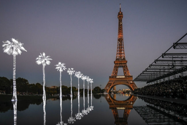   Sàn diễn nước đẹp lung linh huyền ảo dưới chân tháp Eiffel - Ảnh: Elle  