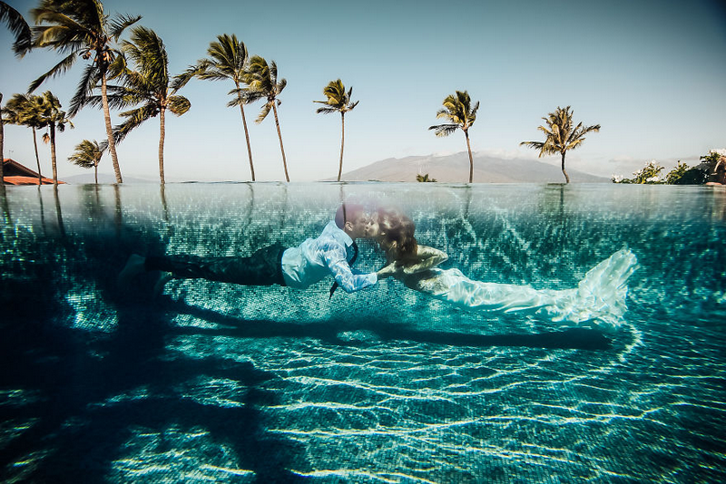 Làn nước trong xanh cùng tình yêu của đôi vợ chồng trẻ càng làm nổi bật lên vẻ đẹp của Maui, Hawaii, Hoa Kỳ và nhiếp ảnh gia Dina Chmut đã bắt được khoảnh khắc kì diệu này.