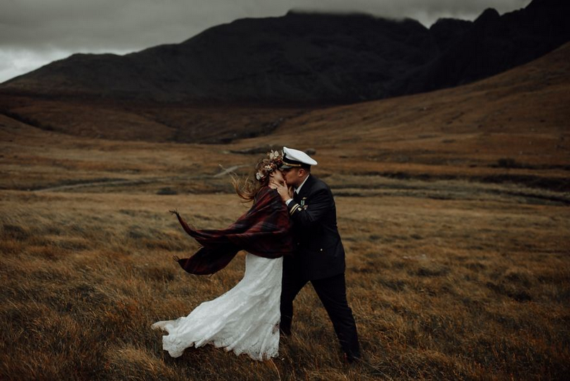 Tình yêu mãnh liệt giữa thiên nhiên hùng vĩ vùng Isle of Skye, Vương quốc Anh được chụp bởi Radu Benjamin.