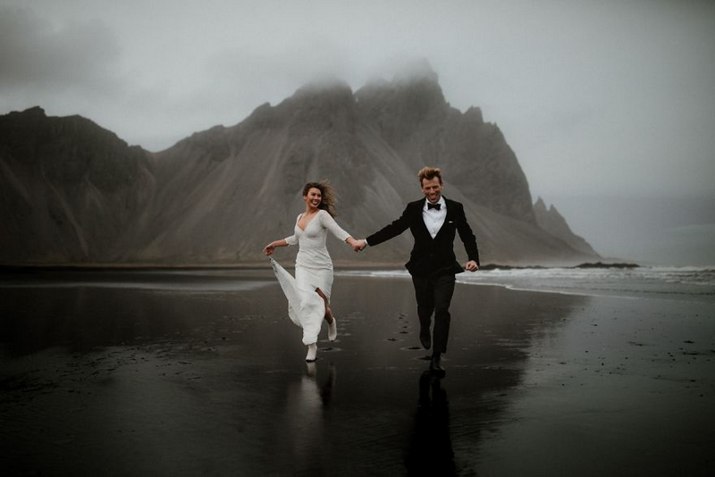 “Nắm tay em đi khắp thế gian” như một thông điệp mà nhiếp ảnh gia James Frost muốn gửi gắm qua bức ảnh cưới ở vùng Đông Iceland.