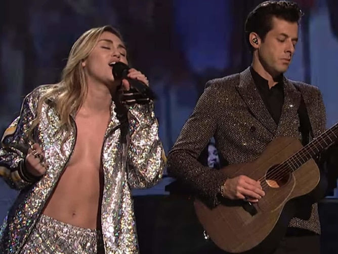 Miley Cyrus diện đồ hở hang khoe ngực trên sân khấu khiến dân mạng xôn xao
