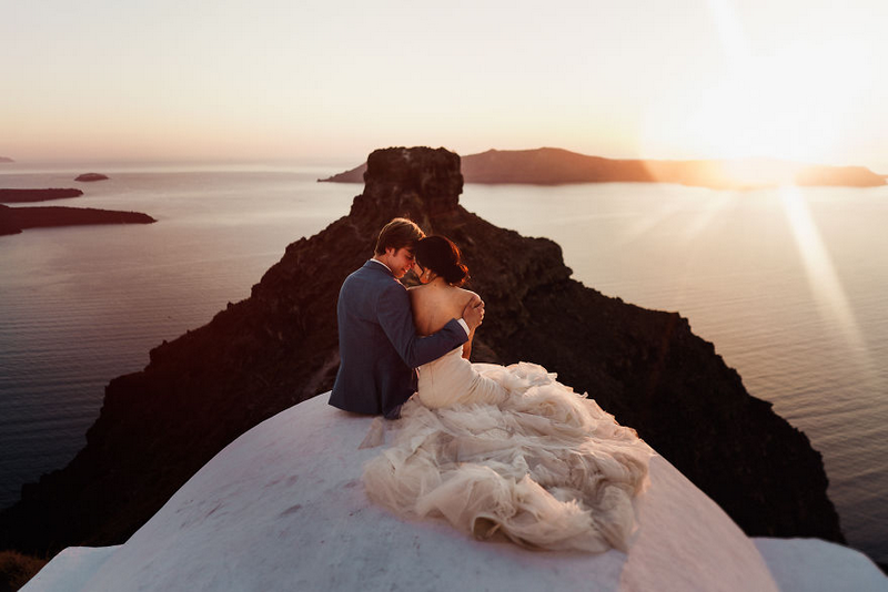 Thiên đường dưới hạ giới – Santorini, Hy Lạp như đang muốn hòa chung niềm hạnh phúc của cặp vợ chồng trẻ. Nhiếp ảnh gia Roberto Panciatici đã bắt được khoảnh khắc kì vĩ của thiên nhiên khi thời khắc hoàng hôn đến, một “đặc sản” của Santorini.