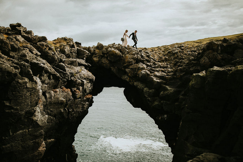 “Mọi khó khăn đã có anh ở bên cạnh” được hiểu như một phần thông điệp mà nhiếp ảnh gia Lukas Piatek muốn truyền tải qua bức ảnh cưới chụp ở Snæfellsnes, Iceland.