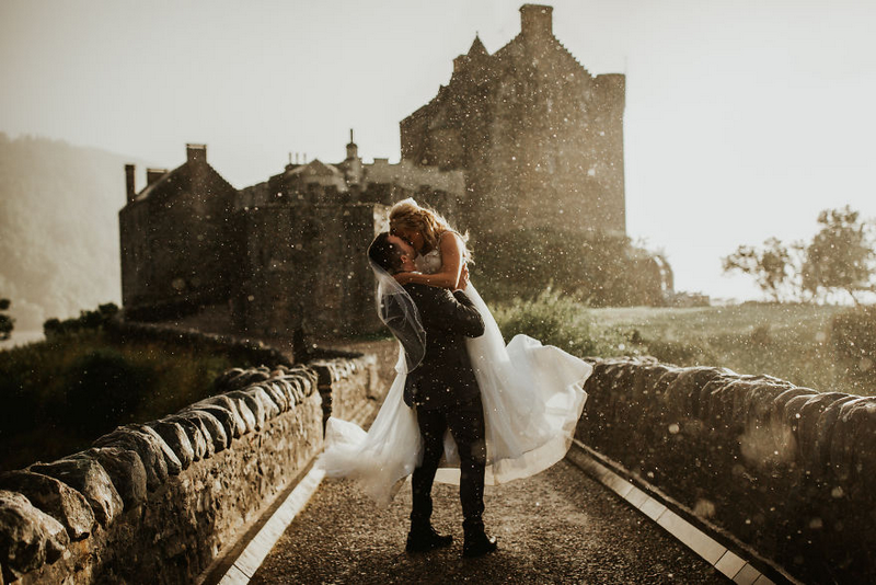 Mọi thứ từ khung cảnh, ánh sáng, cảnh vật đều như đang “nhảy múa” để chúc mừng cho cặp đôi. Bức ảnh được chụp ở Eilean Donan Castle, Scotland bởi nhiếp ảnh gia Colin Ross