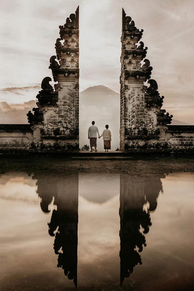 Bức ảnh chụp ở Pura Lempuyang Luhur – ngôi đền nổi tiếng ở Bali, Indonesia càng huyền ảo hơn dưới ống kính của Gary Evan.