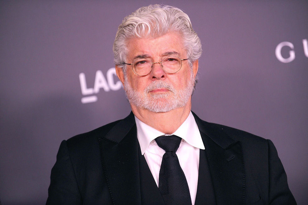   George Lucas sinh năm 1944. Nghề nghiệp: Nhà sản xuất phim và doanh nhân. Thương vụ bán LucasFilm cho Disney giúp ông kiếm được 4,1 tỉ USD hồi năm 2012 .  