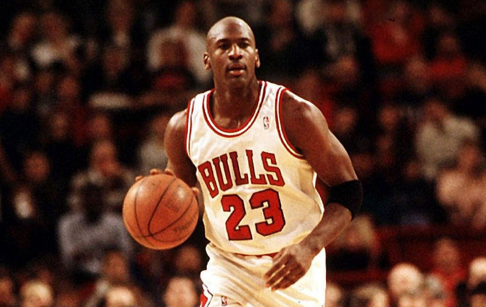   Michael Jeffrey Jordan sinh năm 1963. Nghề nghiệp: Cầu thủ bóng rổ. Gần một nửa tài sản của huyền thoại Jordan đến từ việc nhượng quyền thương mại câu lạc bộ bóng rổ Charlotte Hornets. Ông nắm 90% cổ phần tại Charlotte Hornets với giá trị ước tính 800 triệu USD. Thu nhập của Jordan còn đến từ các hợp đồng giày.  