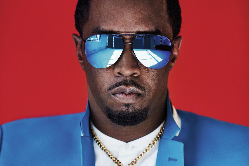   Diddy tên thật là Sean John Combs, sinh năm 1969. Nghề nghiệp: Rapper. Số tài sản của anh không chỉ có được từ hoạt động âm nhạc. Diddy đã thu về khoản lợi nhuận khủng từ thương hiệu quần áo Sean John, kinh doanh rượu và các cổ phần trong nhiều công ty.  