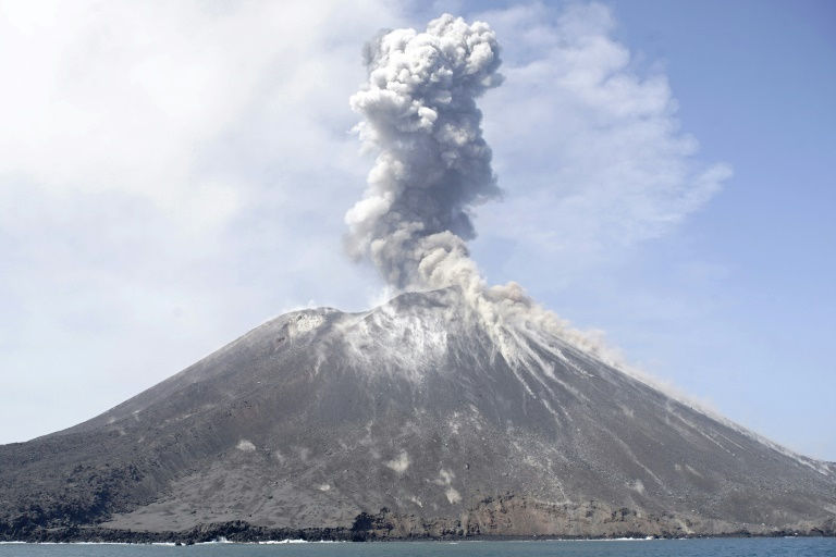 Krakatoa, 'đứa con' của Krakatoa huyền thoại, có thể là nguyên nhân gây ra sóng thần, các quan chức cho biết. Ảnh: AFP.