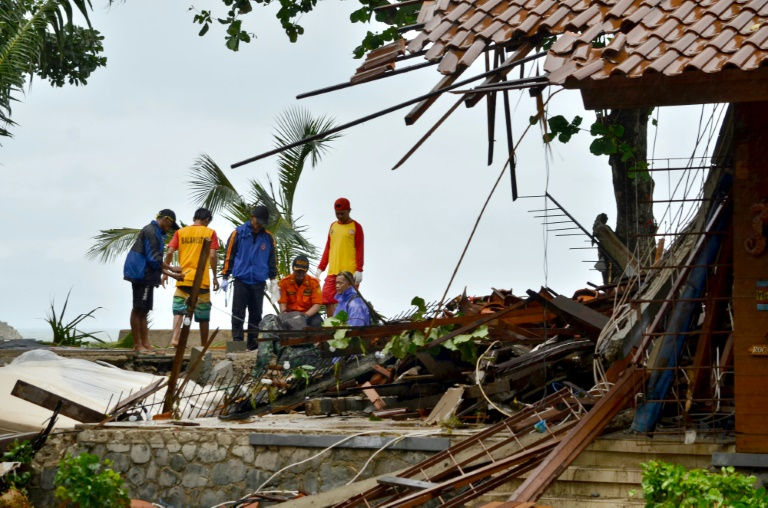   Hàng trăm tòa nhà đã bị phá hủy bởi sóng, đánh vào bờ biển phía nam Sumatra và mũi phía tây của Java tối thứ bảy