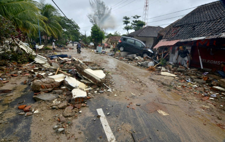   Hàng trăm tòa nhà đã bị phá hủy bởi sóng, đánh vào bờ biển phía nam Sumatra và mũi phía tây của Java tối thứ bảy