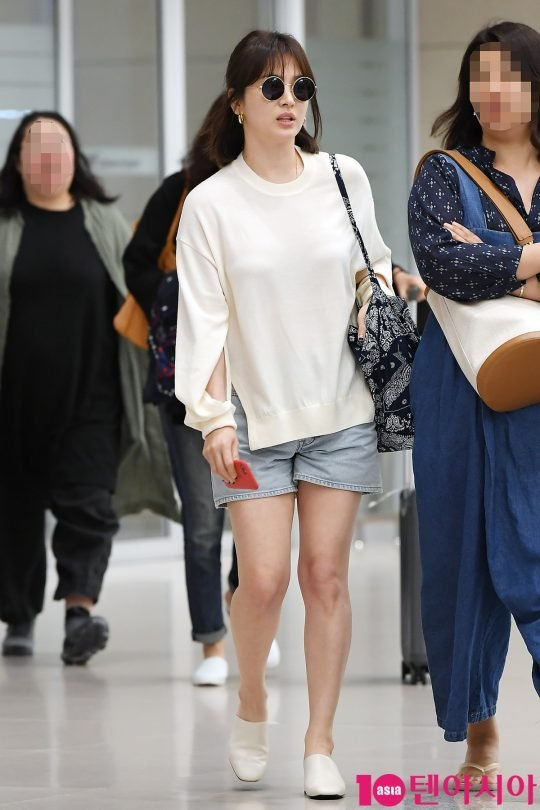 Áo phông rộng diện cùng quần shorts mang lại vẻ trẻ trung cho mỹ nhân xứ Hàn. (Ảnh: 10asia) 