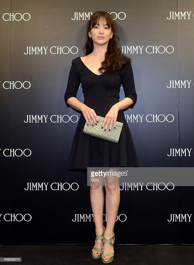 Nữ diễn viên xứ Hàn chuộng thiết kế váy midi đơn sắc, chọn điểm nhấn là phụ kiện như ví và giày. (Ảnh: Getty Images)