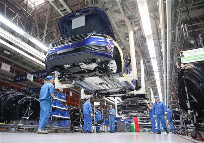 Dây chuyền lắp ráp xe ôtô của Volkswagen. (Ảnh: THX/TTXVN) 