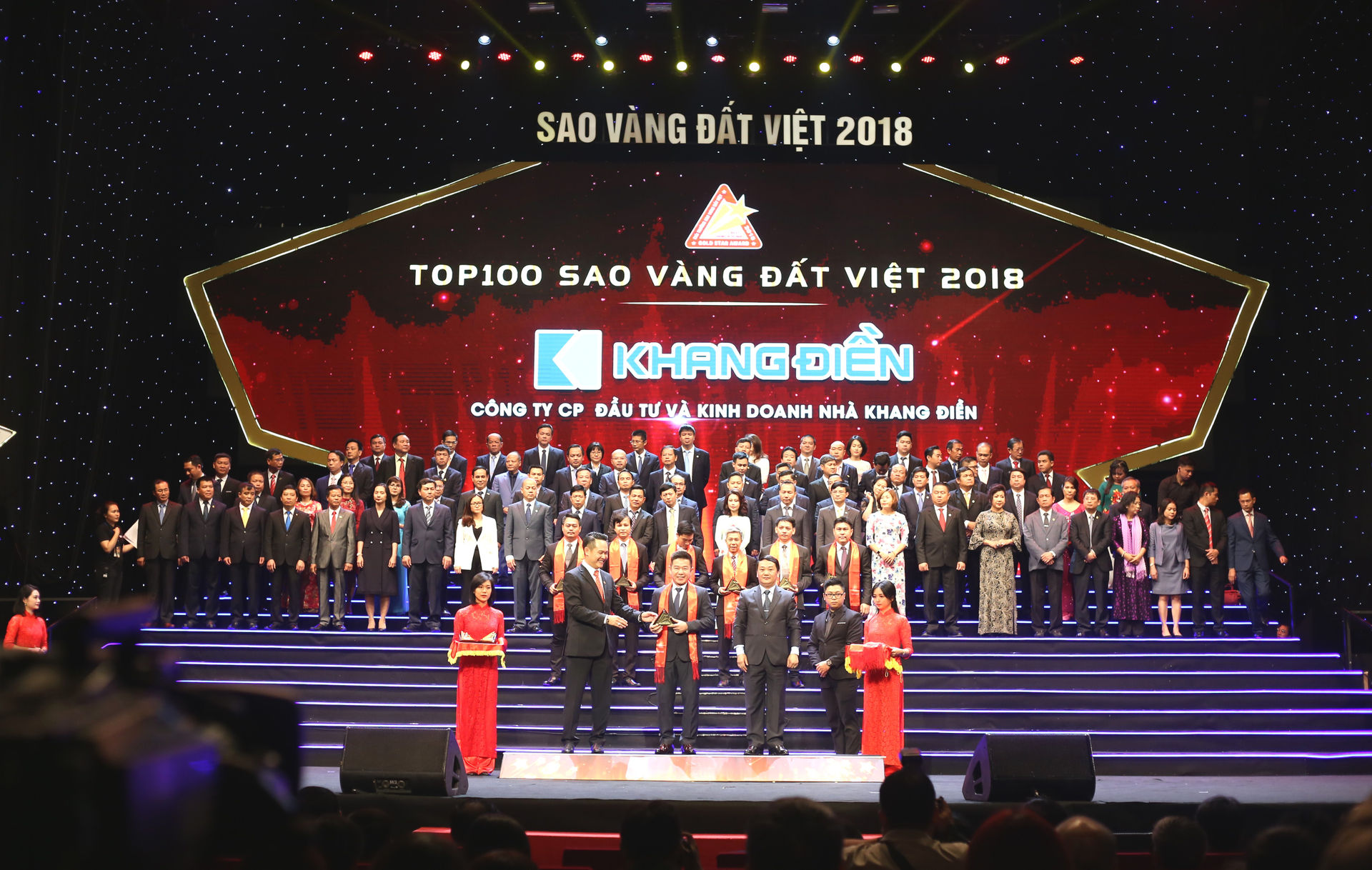   Đại diện các doanh nghiệp đạt Top 100 Sao Vàng đất Việt 2018 nhận kỷ niêm chương  