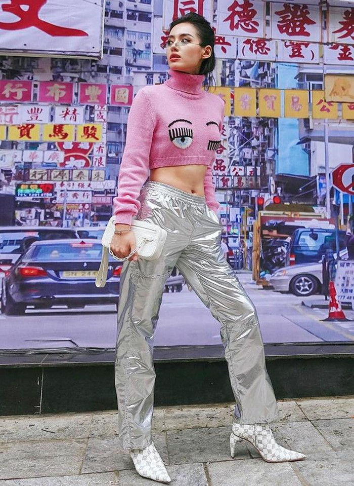 Áo len kiểu hở eo độc đáo được Khánh Linh kết hợp cùng quần metalic - một trong những chất liệu luôn được ưa chuộng trong không khí thu đông (nguồn internet).