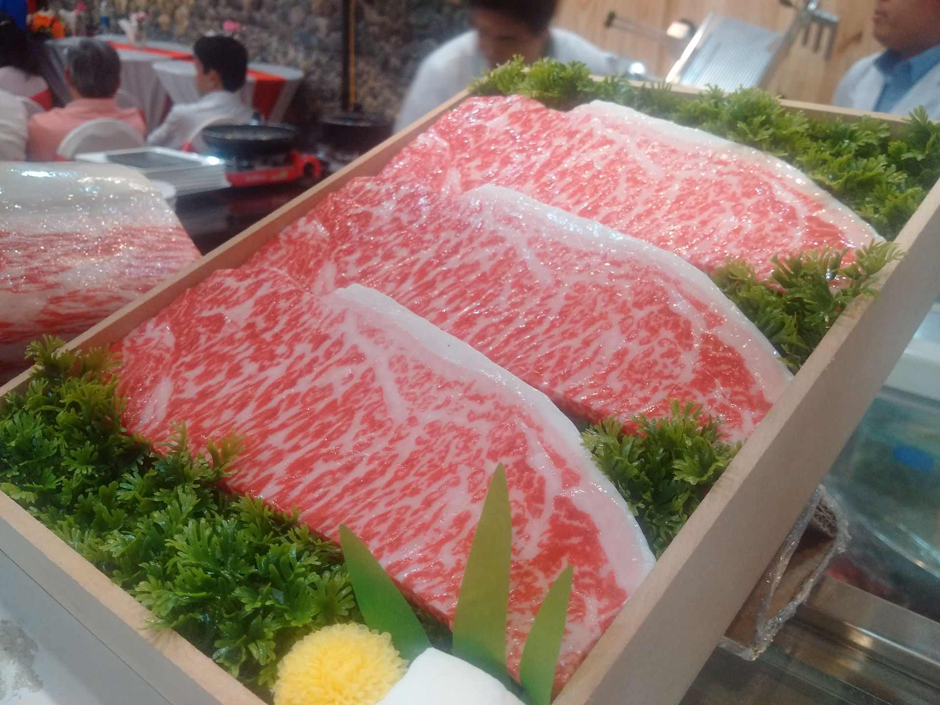 Thị bò Ohmi của Nhật có đặc trưng là lớp mỡ đan xen vào từng thớ thịt chứ không phân chia rõ rệt như dạng thịt ba rọi (ba chỉ).
