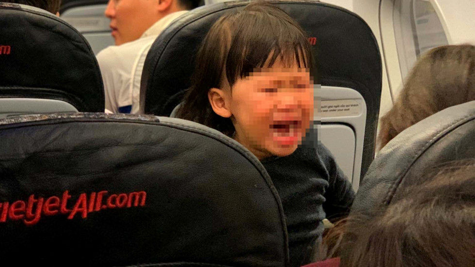 Một em bé hoảng sợ đã khóc trên máy bay (ảnh Thanh Niên)