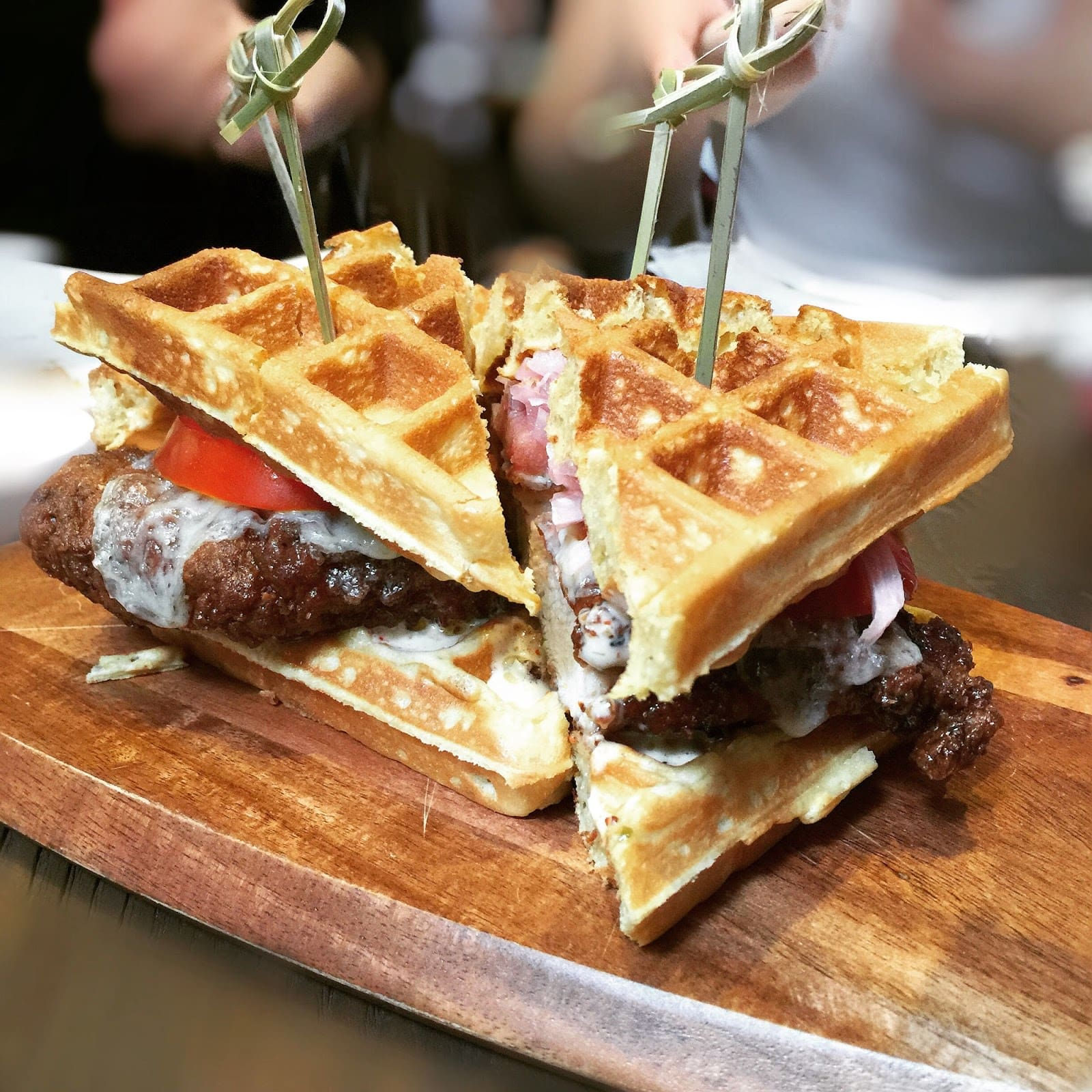   Những miếng gà rán thơm lừng kèm với bánh waffle (bánh kẹp) giòn tan, pho mát gruyere béo ngậy và hành tây chua ngọt, tất cả kết hợp thành chiếc bánh waffle ngon khó cưỡng.  Bạn có thể thưởng thức món này tại Spot Taipei, ngoài ra ở đây còn phục vụ nhiều món khác như Duck Confit Croquette Benedict, Miso Pork Belly, Ferrero Rocher French Toast…  