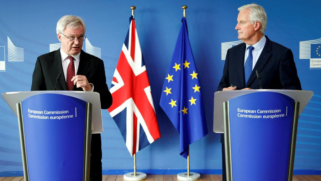 Trưởng đoàn thương thuyết Anh, David Davis (trái) trưởng đoàn đàm phán Liên Hiệp Châu Âu về Brexit, Michel Barnier trong buổi họp báo ở Bruxelle