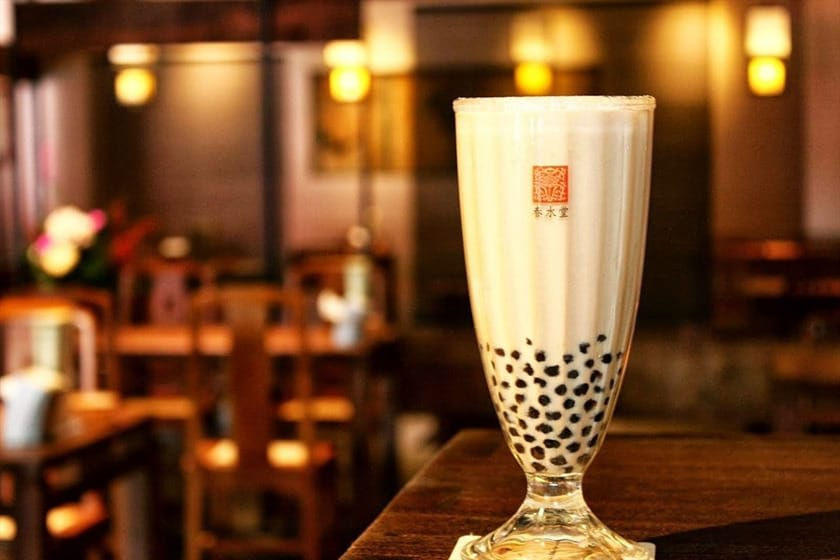 Một món không thể bỏ lỡ nữa là trà sữa trân chân. Bạn nhất định phải thưởng thức ở Chun Shui Tang – nơi được xem là nơi sinh ra món trà sữa từ những năm 1980. Đừng quên thưởng thức chung với người bạn của mình vì ly trà sữa ở đây siêu to.