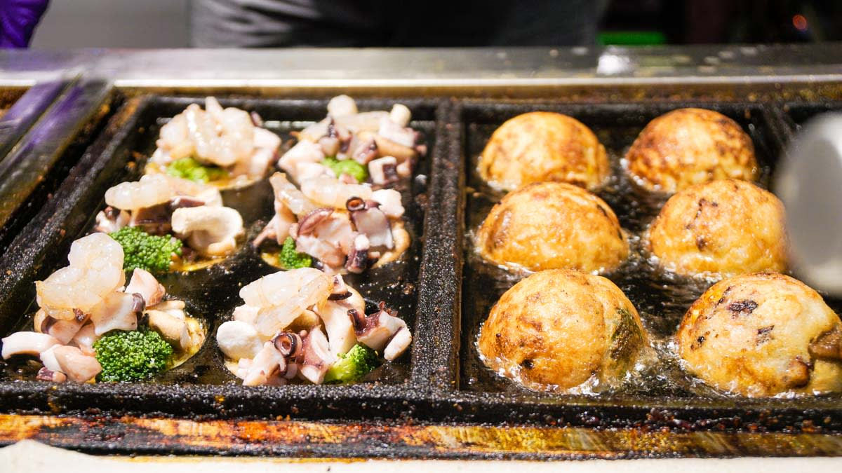 Những chiếc bánh takoyaki siêu lớn như nắm tay này được tạo nên từ bạch tuộc, tôm, bông cải xanh, bắp, khoai tây, sò điệp và nước sốt tùy chọn. Đây có thể là món ăn sẽ cung cấp đầy đủ năng lượng cho bạn sau hành trình khám phá Đài Loan, bởi vì chúng có cả rất nhiều protein và chất béo .