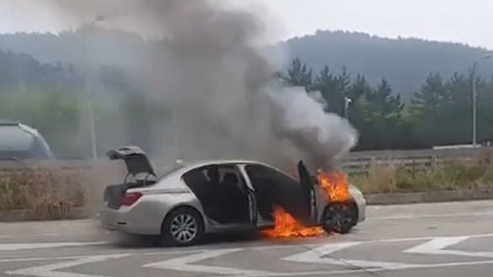 Xe BMW bị cháy khi đang lưu thông trên đường cao tốc tại Hàn Quốc. Ảnh TTXVN