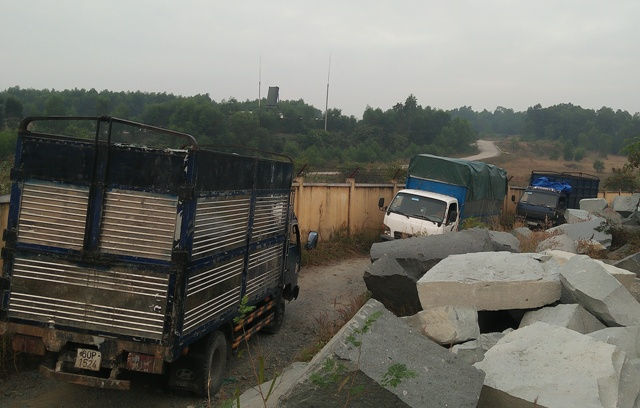 Một xe tải chở chất thải là bao nilon, giấy chà nhám bị bắt giữ.