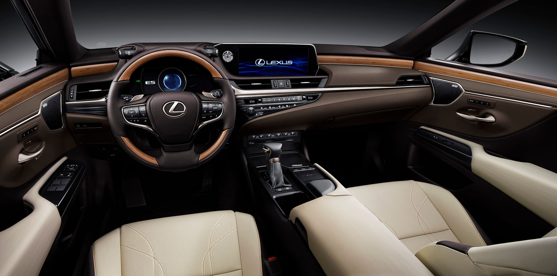 Khoang lái khá thoáng của Lexus ES250.