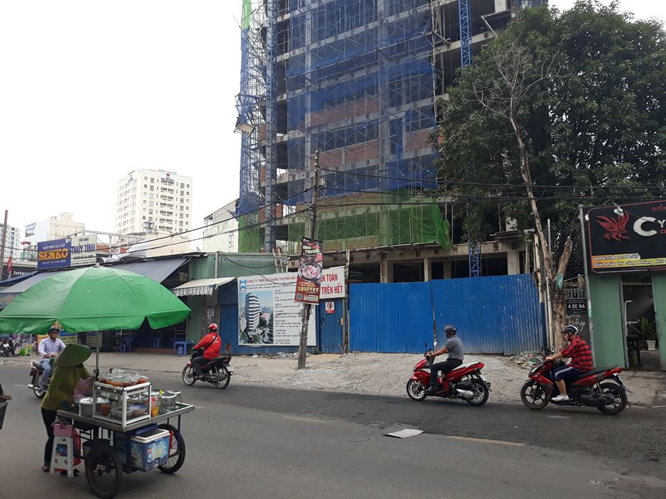 Dự án xây dựng văn phòng cao 12 tầng trên đường Ung Văn Khiêm đứt dây cáp khiến 1 người bị thương.