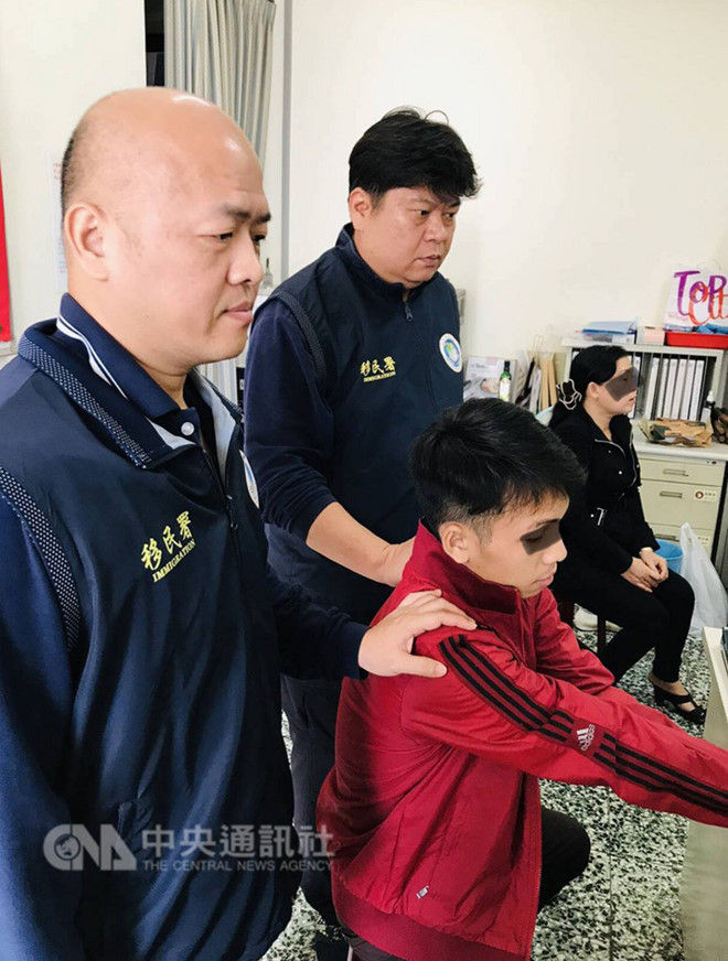 Những du khách Việt bị cảnh sát Đài Loan bắt giữ lại. Ảnh:CNA.